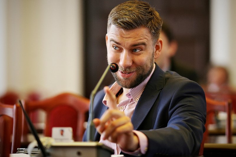 Miało być z dystansem. Łódzkiemu radnemu żart jednak nie wyszedł.