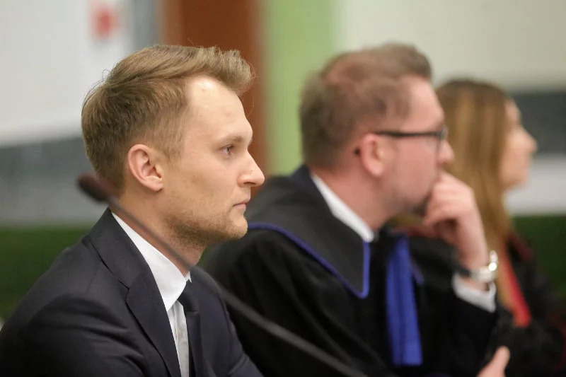 "Będziesz kur** wisiał" - taką wiadomość dostał poseł Krzysztof Truskolaski (pierwszy z lewej). W tej sprawie właśnie zapadł wyrok.
