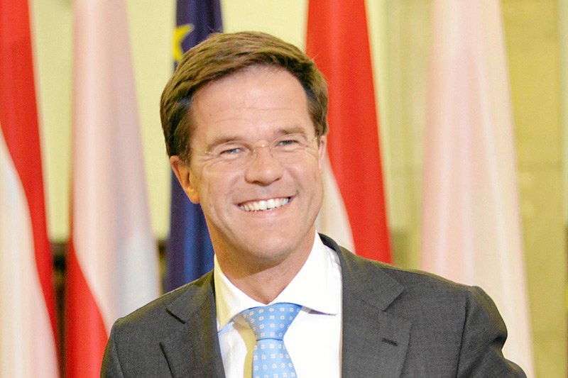 W wyborach parlamentarnych w Holandii wyraźne zwycięstwo odniosła rządząca VVD Marka Ruttego. Populiści z PVV Geerta Wildersa wypadli nieźle, ale nie mają szans na władzę.