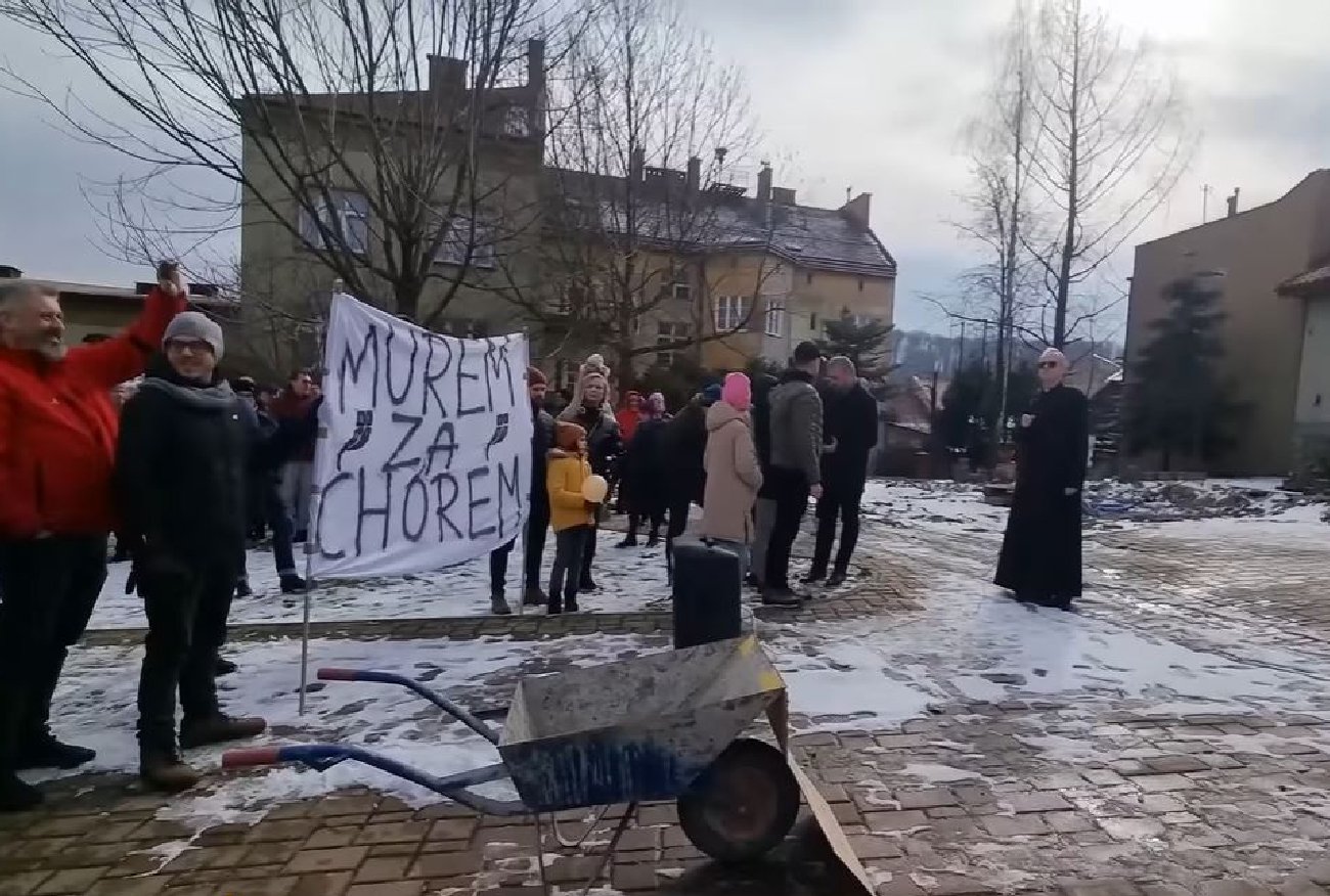 Protestujący ruszyli przed plebanię z taczką. Do akcji wkroczył poseł.