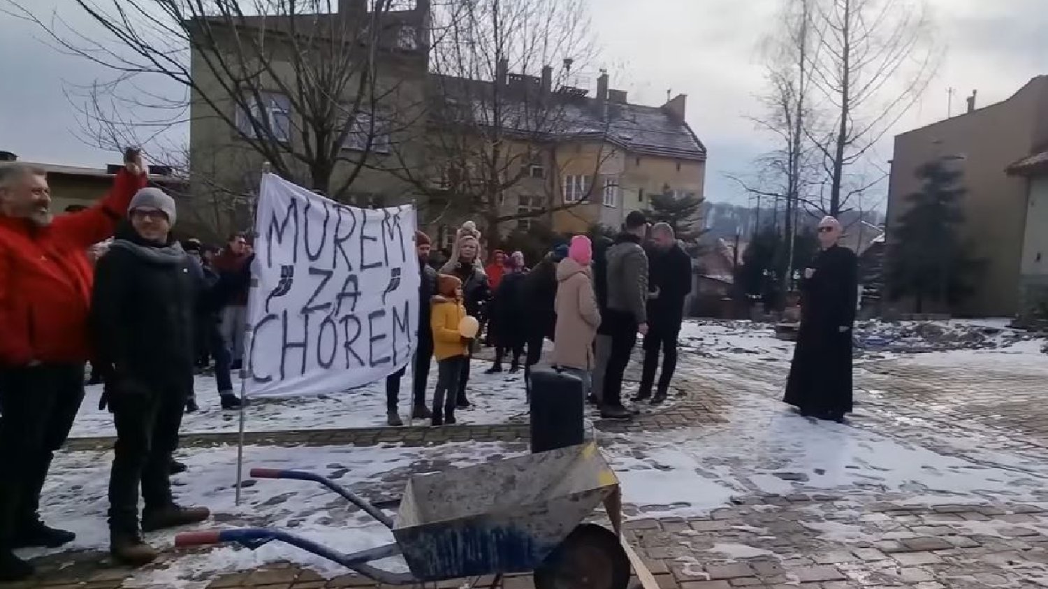 Protestujący ruszyli przed plebanię z taczką. Do akcji wkroczył poseł.