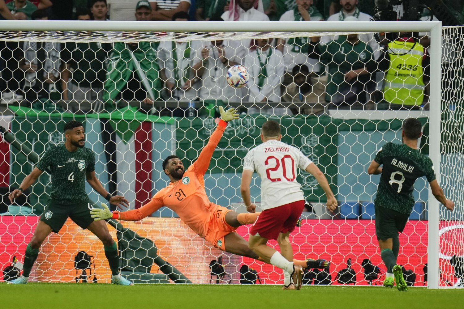 Fenomenalna akcja, podanie Lewandowskiego i bramka Zielińskiego dla Polski!