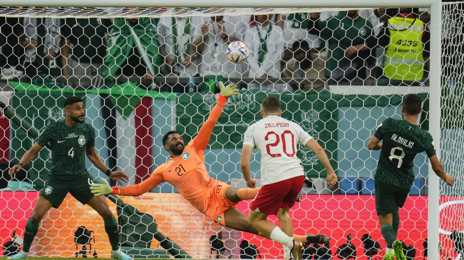 Fenomenalna akcja, podanie Lewandowskiego i bramka Zielińskiego dla Polski!