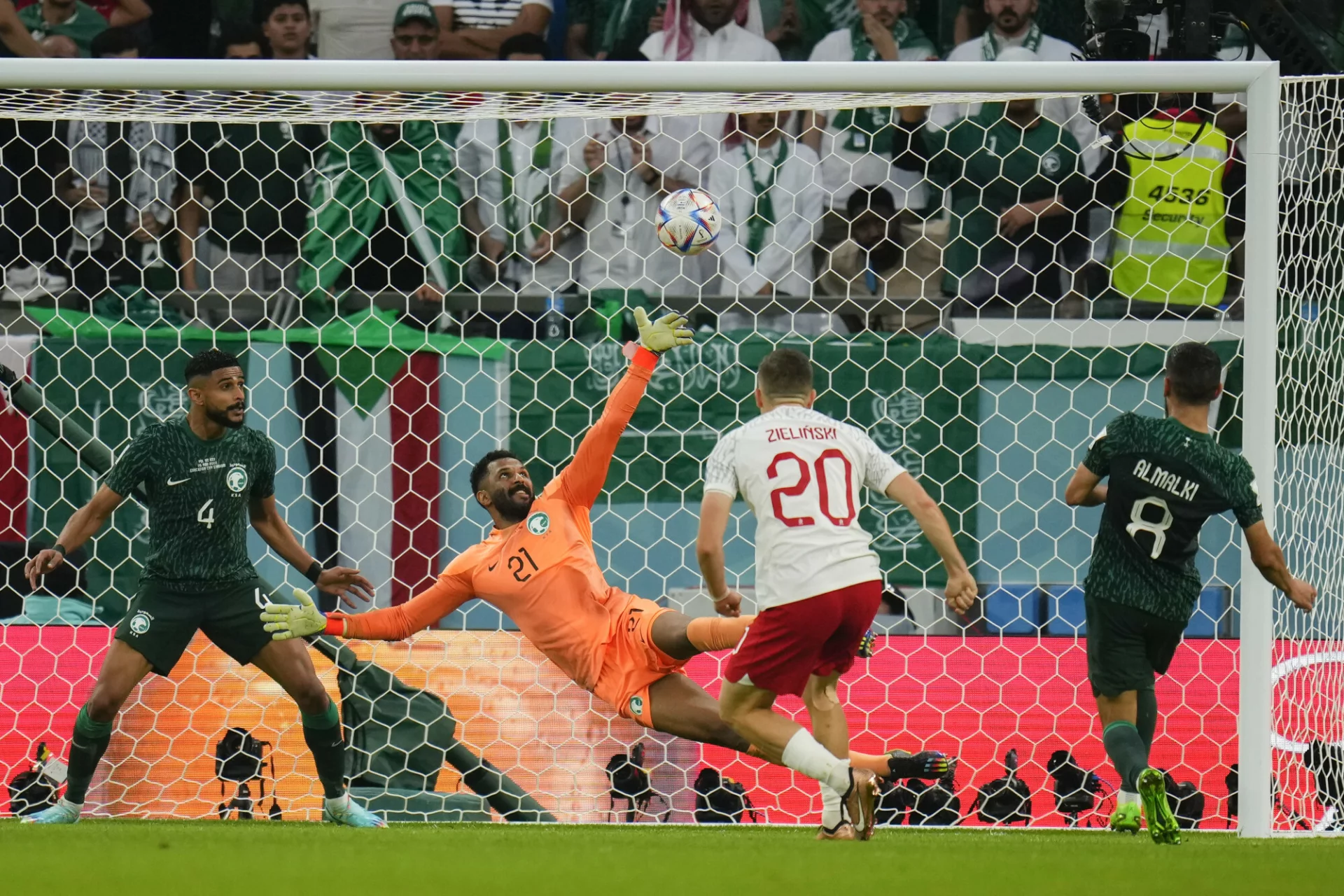 Fenomenalna akcja, podanie Lewandowskiego i bramka Zielińskiego dla Polski!