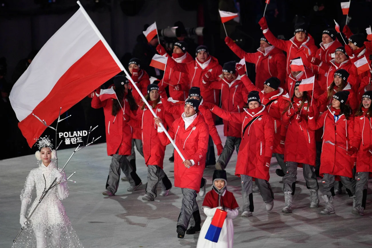 Zbigniew Bródka był chorążym polskiej reprezentacji podczas zimowych igrzysk olimpijskich w Pjongczangu (2018).