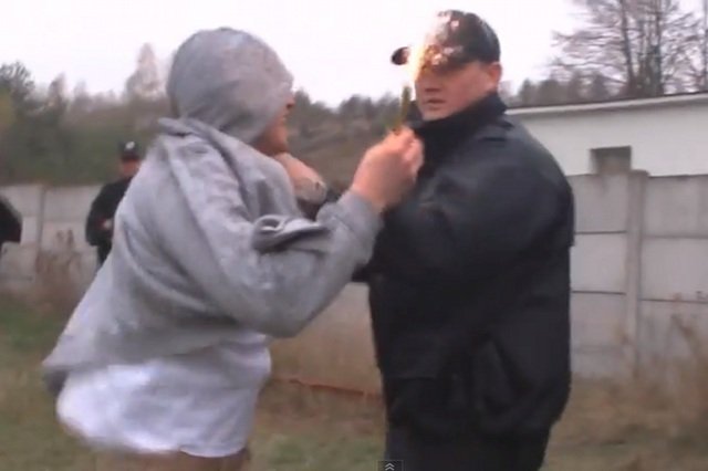 Kadr z nagrania pokazującego interwencję policji, do jakiej doszło podczas meczu Piast Chęciny - GLKS Krasocin