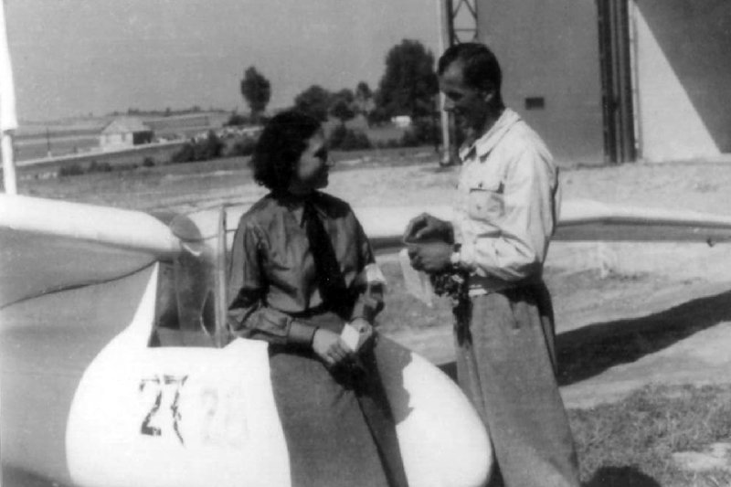 Janina Lewandowska była polską lotniczką, która jako jedyna kobieta została zamordowana w Katyniu w 1940 roku. Pisarka Maria Nurowska napisała powieść w formie jej pamiętnika