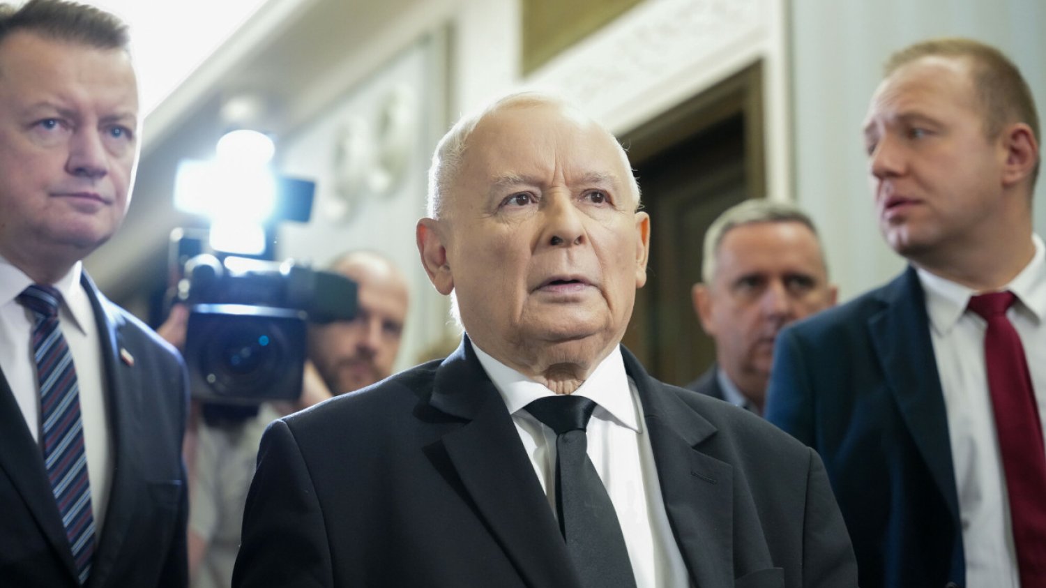 Koalicja Obywatelska rośnie w siłę po wyborach. PiS z wyraźnym spadkiem w nowym sondażu Mariusz Błaszczak i Jarosław Kaczyński