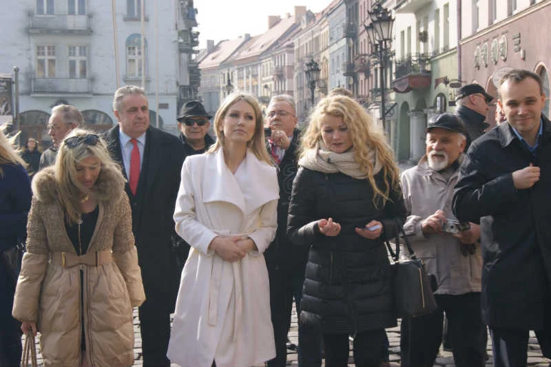 Stylistka polityków Karina Kosson krytycznie ocenia stylizację Magdaleny Ogórek.