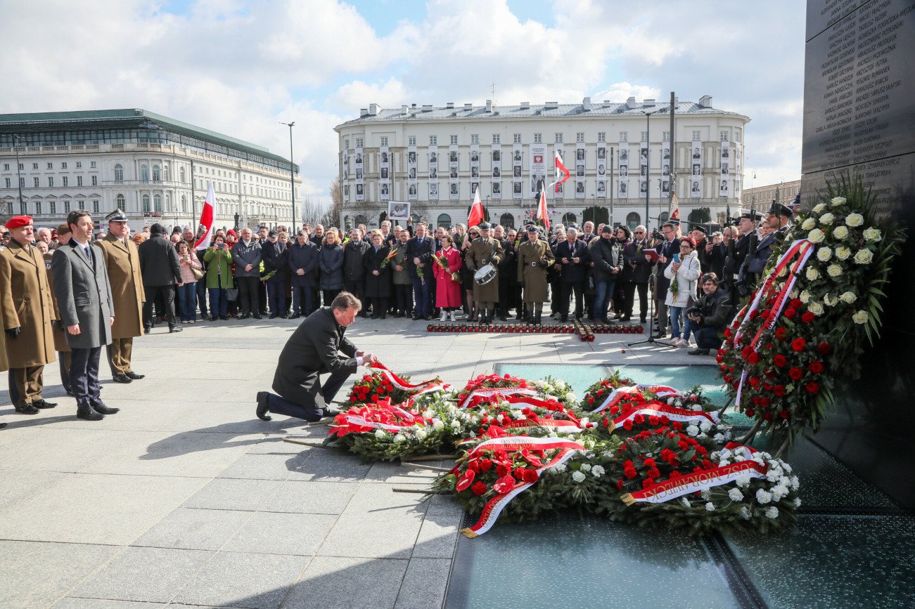 Rocznica katastrofy smoleńskiej. Mimo protestów w kraju zawyły syreny.