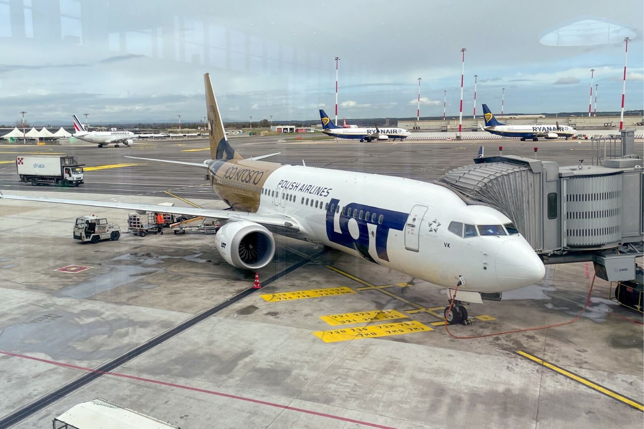 PLL LOT odwołały dwa piątkowe połączenia. Wiadomo, co z pasażerami