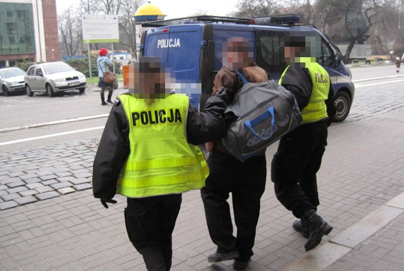 Gdańsk: Zatrzymano dwóch policjantów. Mieli się znęcać nad bezdomnym. (zdjęcie poglądowe)