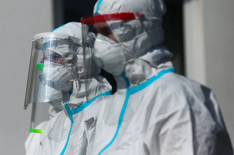 DPS w Bochni został ewakuowany z powodu koronawirusa. Ale to nie jedyny Dom Pomocy Społecznej, w którym wykryto COVID–19. Podobny problem mają 24 placówki.