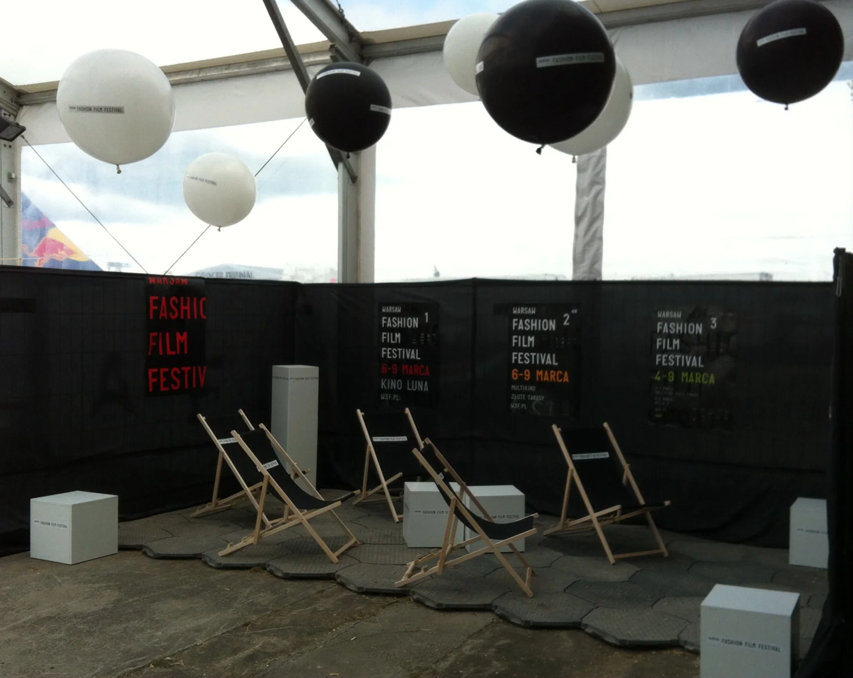 stoisko kina letniego Warsaw Fashion Film Festival