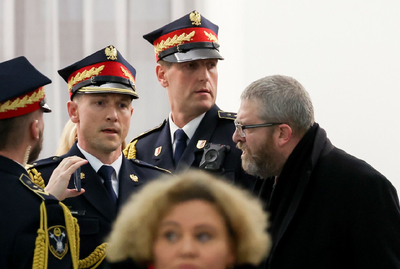 Braun chce deponować broń palną w Sejmie? "Strażnicy byli przerażeni".