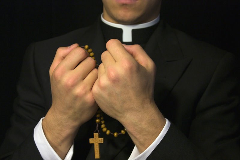 Ksiądz i ojciec w jednej osobie. Kolejna trudna historia prosto z Polski