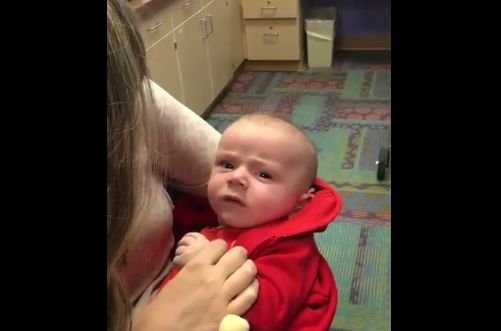 Dziecko po raz pierwszy słyszy rodziców – ten film podbija sieć