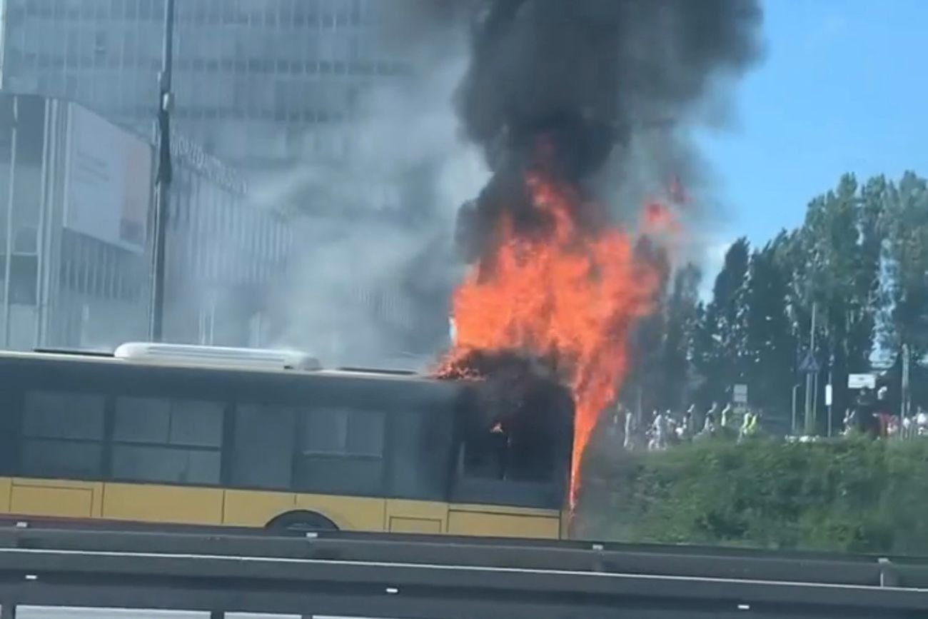 Pożar autobusu w Warszawie.