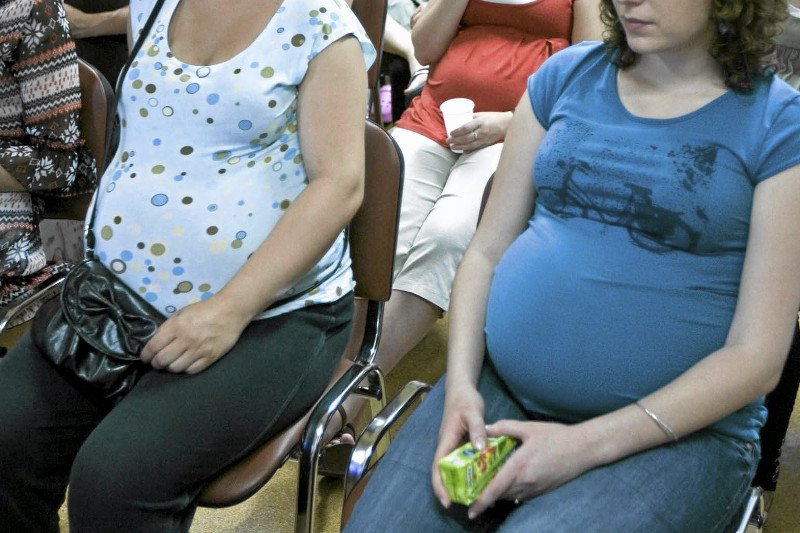 Może nie warto walczyć z cesarskimi cięciami? W końcu wielu noworodkom ratują życie i zdrowie.