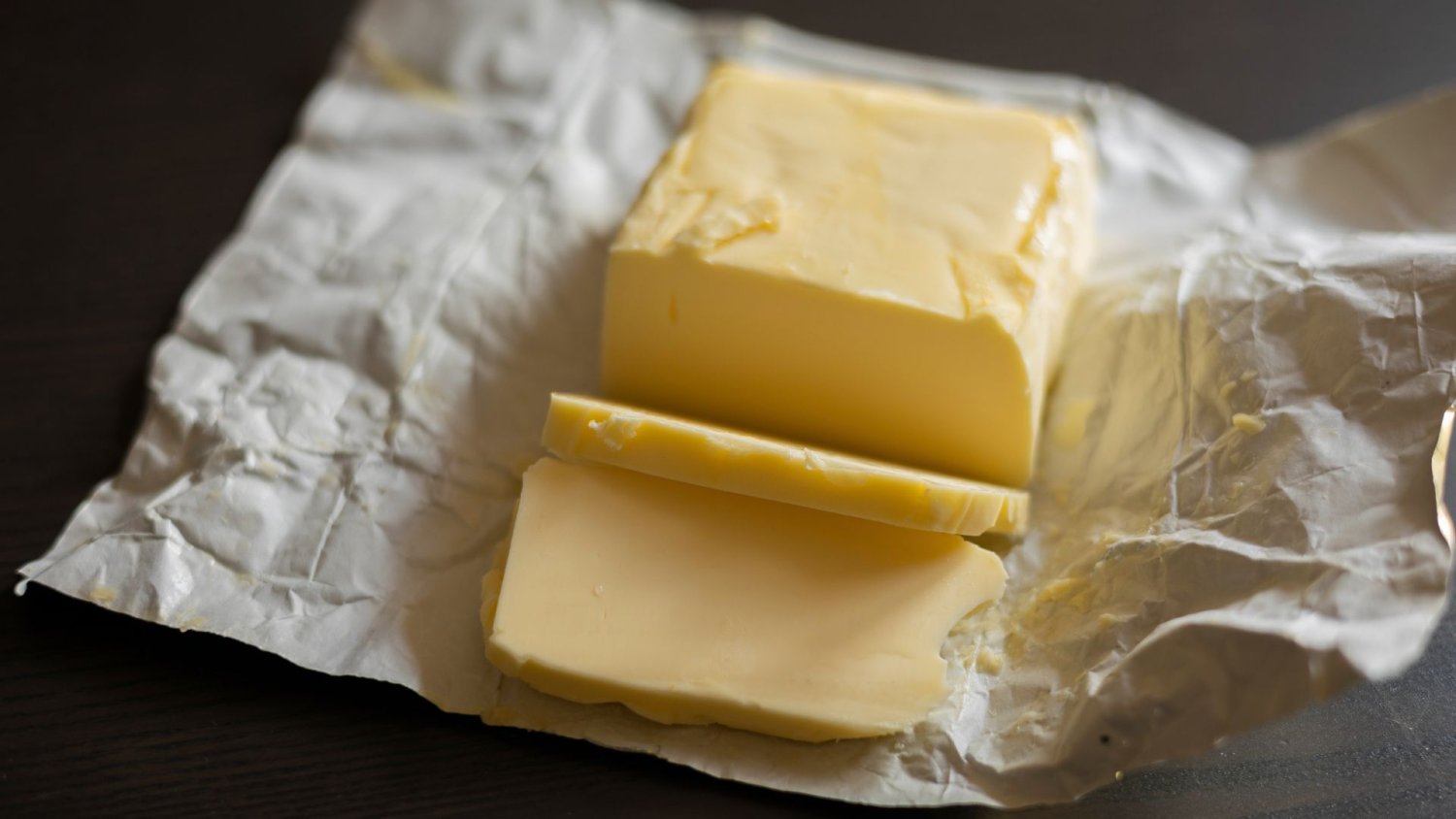 Biedronka i Lidl z promocjami na masło. Już choćby nas nie cieszą, a to błąd