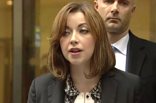 Church przemawia do reporterów po podpisaniu ugody