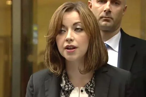 Church przemawia do reporterów po podpisaniu ugody