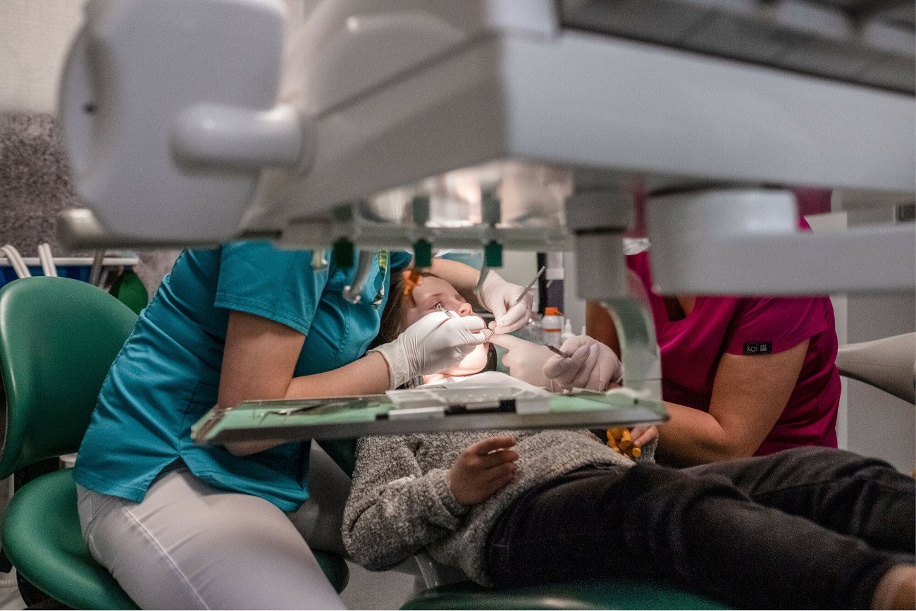 Gdy dziecko wybije ząb, nie panikuj. Pakuj ząb w pojemnik z mlekiem i pędź do dentysty, bo jest szansa "włożyć" go na miejsce.