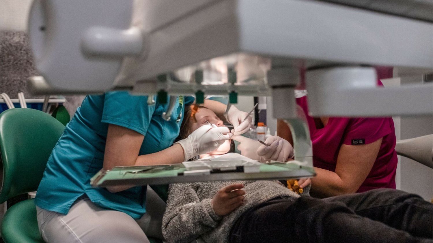 Gdy dziecko wybije ząb, nie panikuj. Pakuj ząb w pojemnik z mlekiem i pędź do dentysty, bo jest szansa "włożyć" go na miejsce.