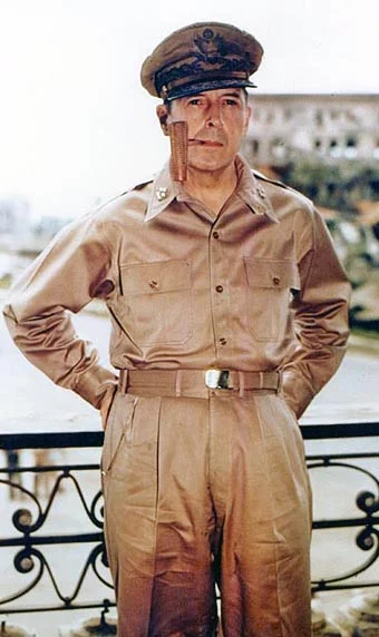 Gen. Douglas MacArthur – inicjator taktyki zwanej "metodą żabich skoków".