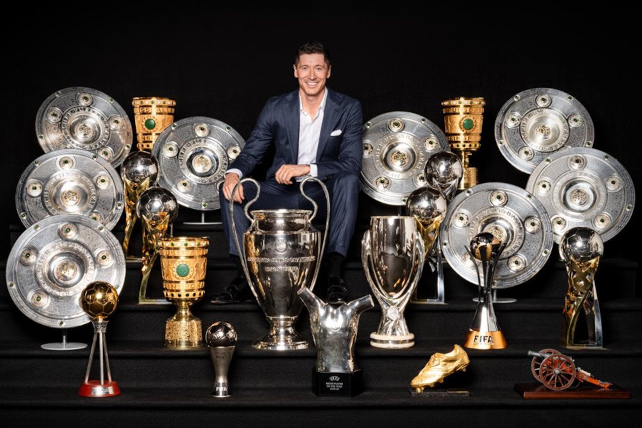 Robert Lewandowski oraz wszystkie trofea, które zdobył podczas swoich ośmiu lat gry dla Bayernu Monachium.
