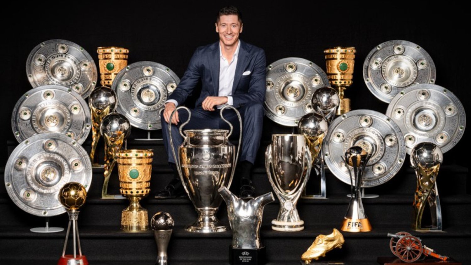 Robert Lewandowski oraz wszystkie trofea, które zdobył podczas swoich ośmiu lat gry dla Bayernu Monachium.