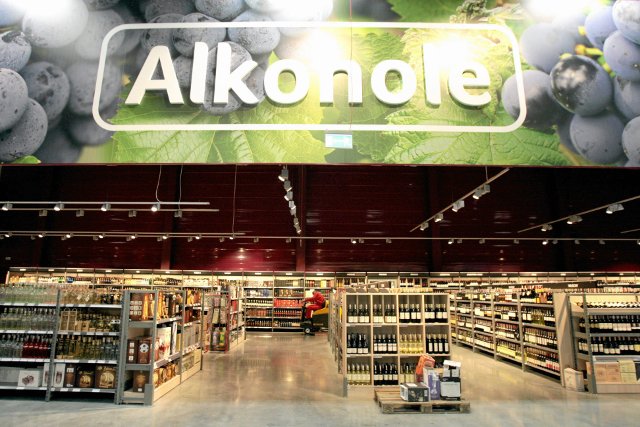 Coraz więcej Polaków kupuje w supermarketach i dyskontach. Na zdjęciu otwarcie nowej hali supermarketu w Lublinie.