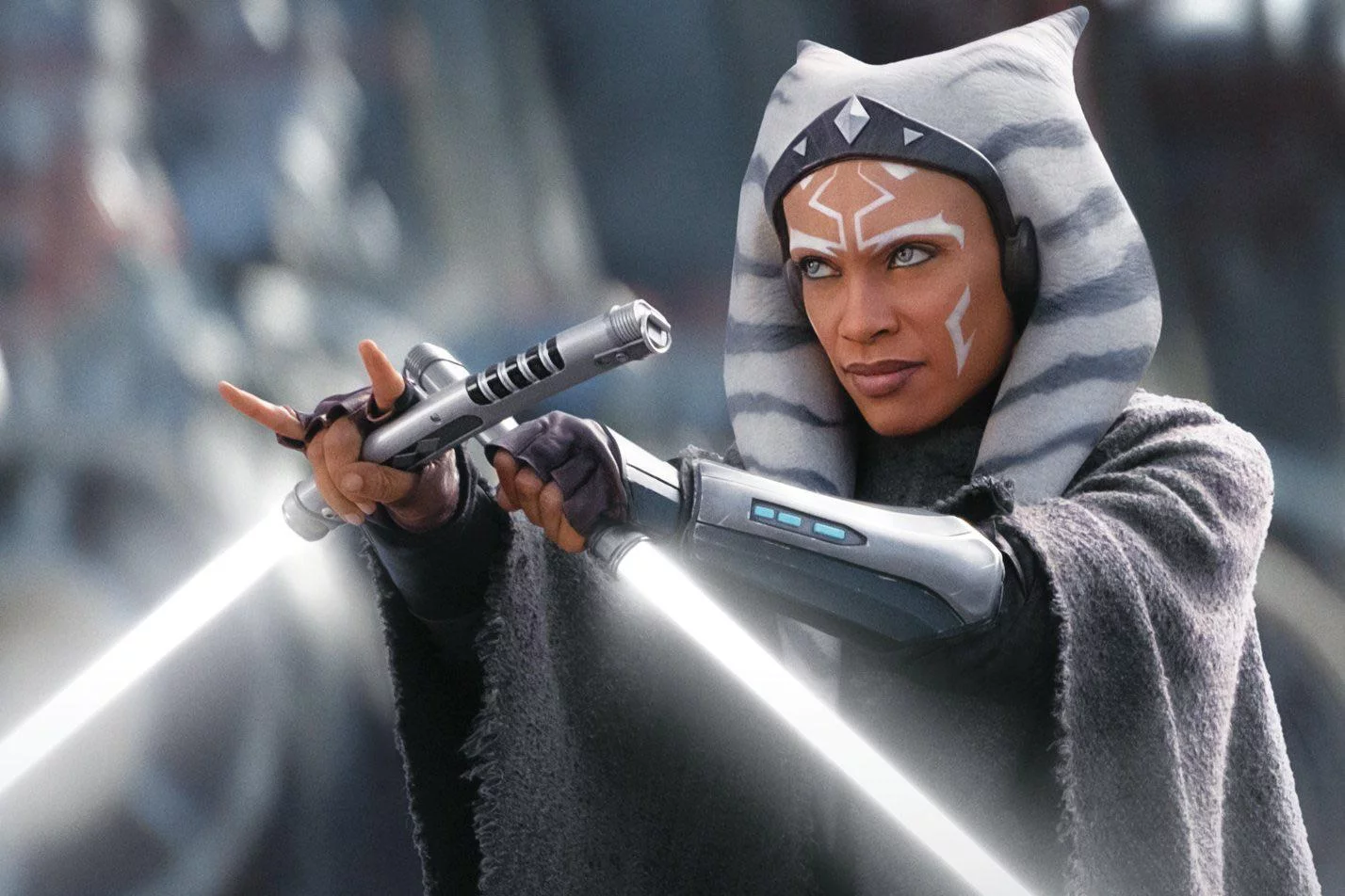 Rosario Dawson jako Ahsoka.