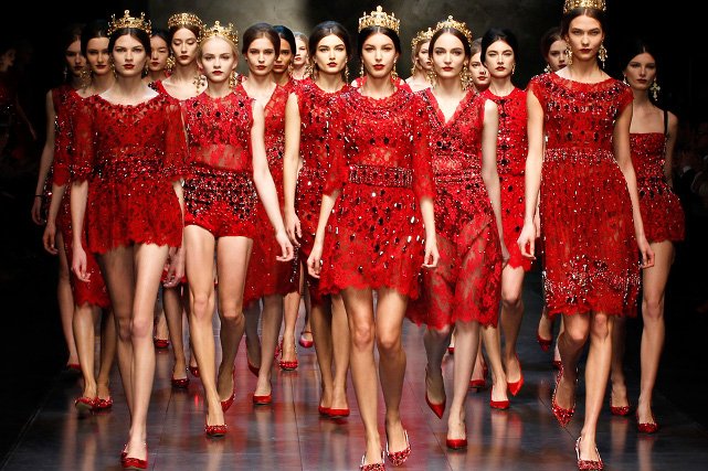 D&G do czerwieni ma ogromną słabość, co świadczy o tym między innymi kolekcja sprzed kilku sezonów, pełna przepychu: czerwieni przetykanej drogocennymi kamieniami i złota.