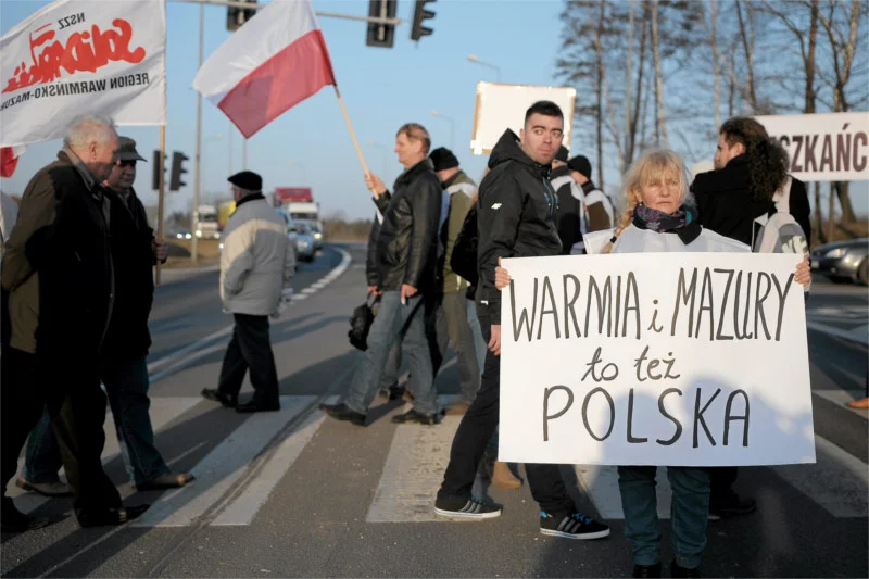 Blokada DK 16 pod Mrągowem zorganizowana przez samorządowców i polityków PiS w 2015 roku.
