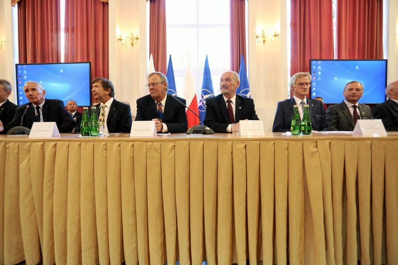 Za miliony złotych, podkomisja smoleńska zajmuje się czytaniem raportów sprzed lat.