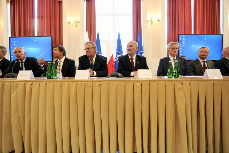 Za miliony złotych, podkomisja smoleńska zajmuje się czytaniem raportów sprzed lat.