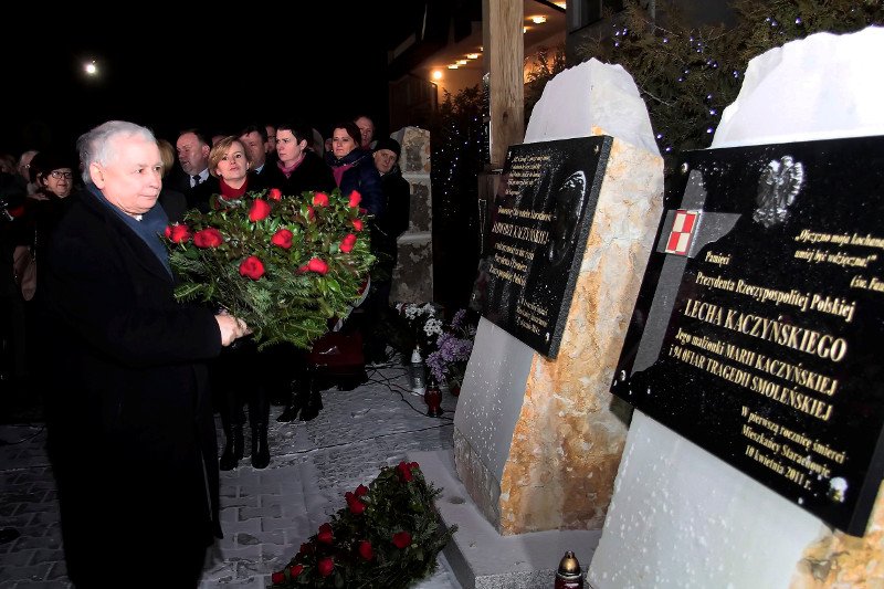 Jak co roku prezes Jarosław Kaczyński w przeddzień rocznicy śmierci matki wziął udział w uroczystościach w Starachowicach i m.in. złożył kwiaty przy "Panteonie Pamięci Narodu Polskiego", gdzie uhonorowano Jadwigę Kaczyńską.