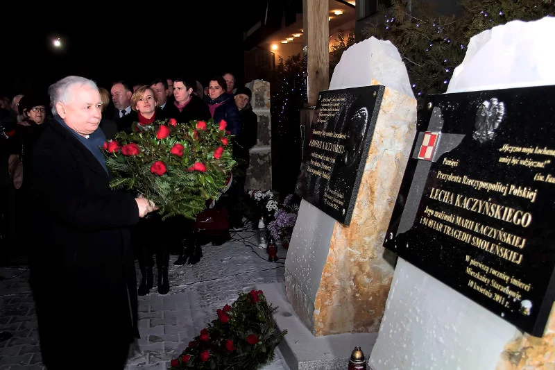 Jak co roku prezes Jarosław Kaczyński w przeddzień rocznicy śmierci matki wziął udział w uroczystościach w Starachowicach i m.in. złożył kwiaty przy "Panteonie Pamięci Narodu Polskiego", gdzie uhonorowano Jadwigę Kaczyńską.