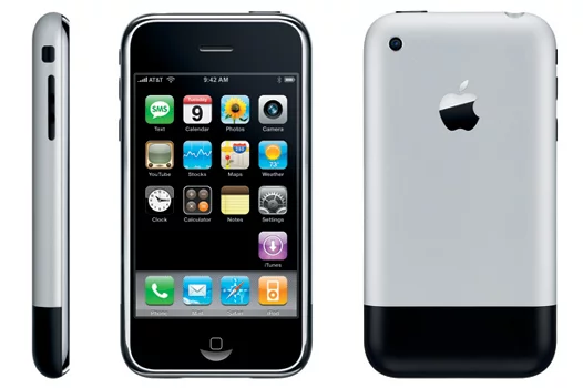 iPhone pierwszej generacji. Telefon miał 4 lub 8 Gb pamięci, procesor ARM 412 MHz oraz 128 MB RAM. Aparat miał 2 Mpx. Ekran od pierwszej wersji do dzisiaj ma 3,5 cala. Wtedy miał jednak rozdzielczość 320x480 pikseli.