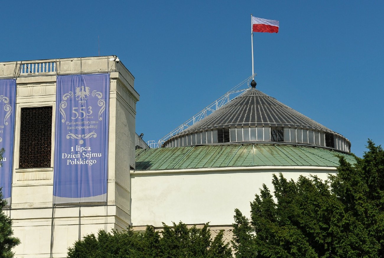 Poseł w środku nocy biegał po dachu Sejmu. Nieoficjalne: to polityk Suwerennej Polski.