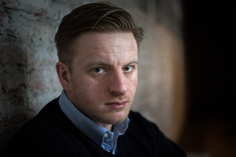 Szczepan Twardoch zadrwił ze "strasznych skutków rozdawnictwa państwowych pieniędzy". Jego post o 500 plus został udostępniony już ponad 1000 razy.