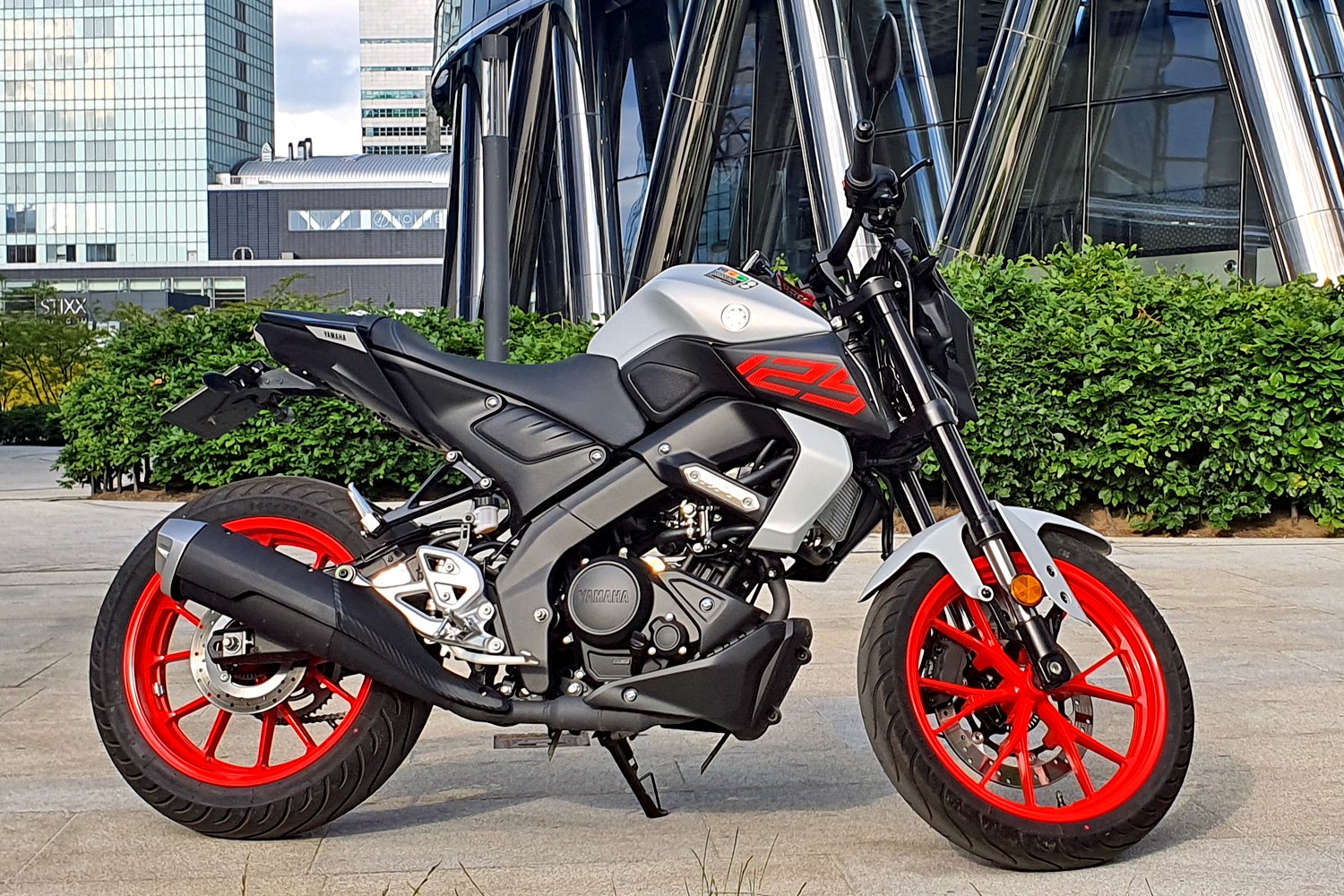 MT-125 przypomina większych braci. To mały, prosty, ale bardzo zgrabny miejski naked.