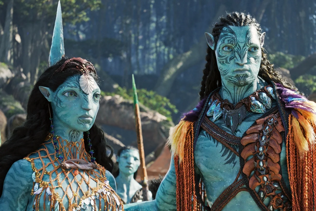 "Avatar: Istota wody", podobnie jak poprzednią część, oskarżono o rasizm i tzw. "kulturowe przywłaszczenie". "Avatar: Istota wody", podobnie jak poprzednią część, oskarżono o rasizm i tzw. "kulturowe przywłaszczenie".