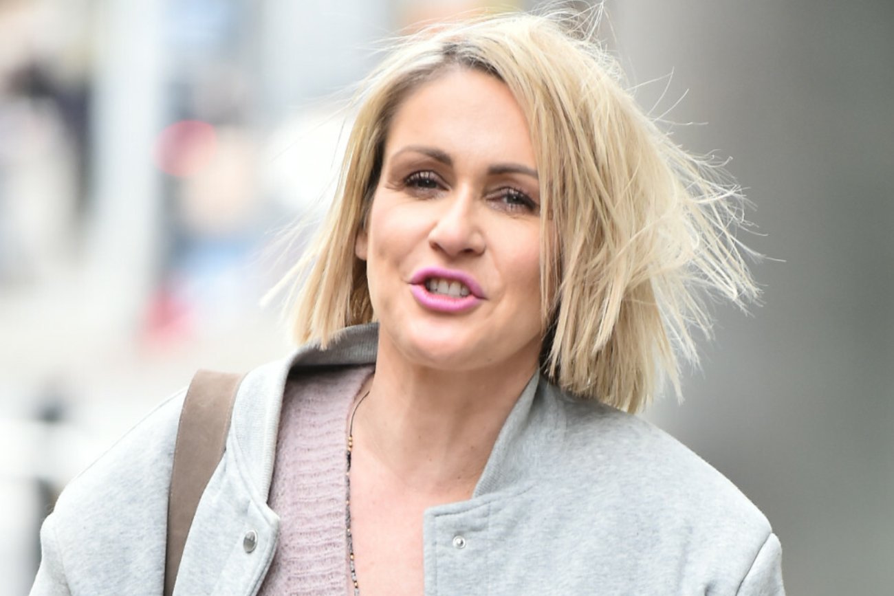 Małgorzata Ohme prowadzi samochód z psem na kolanach i nagrywa wideo