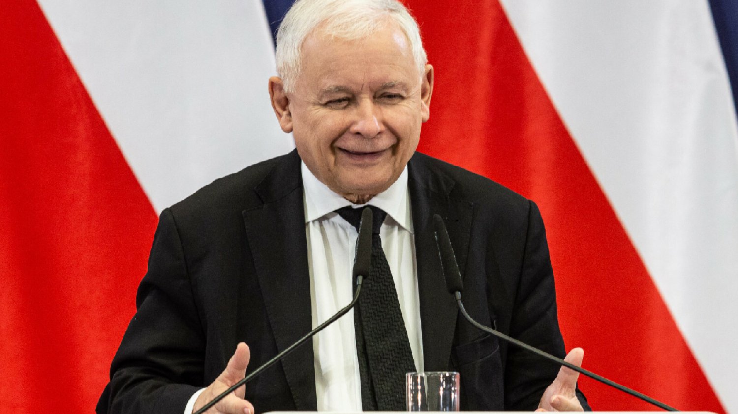 "Jaskółka" dla Jarosława Kaczyńskiego? PiS w górę, opozycja traci