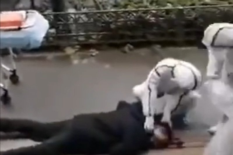 W  sieci pojawiły się filmy pokazujące, jak w Wuhan ludzie mdleją na ulicy.