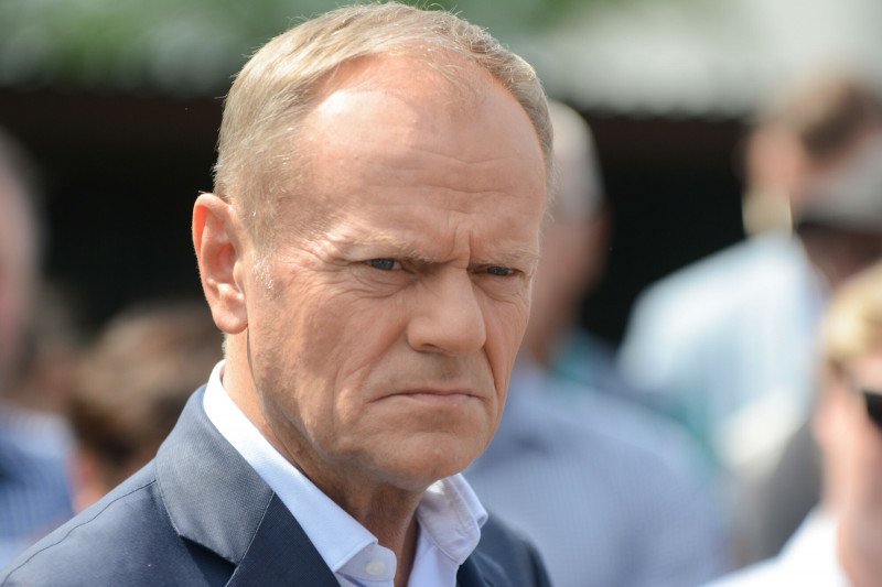 Donald Tusk: "Sprzedaż MOL-owi, polskich stacji benzynowych dyskwalifikuje i premiera, i pana Obajtka"