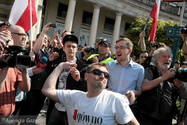 Podczas demonstracji narodowców na placu Zbawiciela, zgromadzeni obrzucali tęczę jajkami