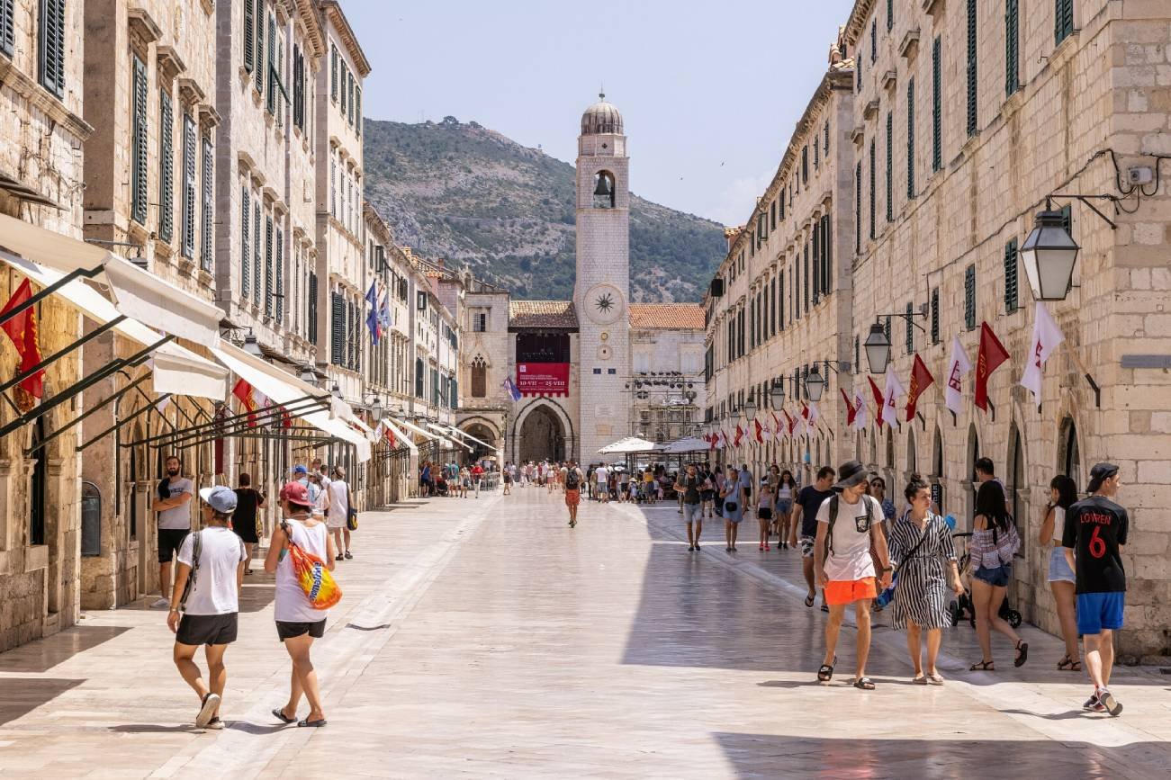 Turyści w Chorwacji ukarani za nieodpowiedni strój. Ponad 600 zł mandatu
